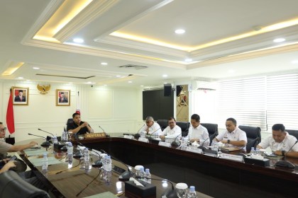 Pj Gubernur Aceh Bustami didampingi Pj Sekda Aceh Azwardi Abdullah menyampaikan laporan kesiapan Aceh gelar PON XXI kepada Menpora Dito Ariotedjo, di Kantor Kemenpora RI, Jakarta Pusat, Rabu (31/7/2024). (Foto: For Infoaceh.net)