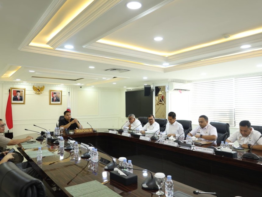 Pj Gubernur Aceh Bustami didampingi Pj Sekda Aceh Azwardi Abdullah menyampaikan laporan kesiapan Aceh gelar PON XXI kepada Menpora Dito Ariotedjo, di Kantor Kemenpora RI, Jakarta Pusat, Rabu (31/7/2024). (Foto: For Infoaceh.net)