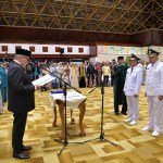 Pj Gubernur Aceh Bustami Hamzah melantik Pj Wali Kota Banda Aceh, Pj Bupati Aceh Timur dan Pj Bupati Bener Meriah di Anjong Mon Mata, Meuligoe Gubernur Aceh, Ahad (14/7/2024). (Foto: For Infoaceh.net)