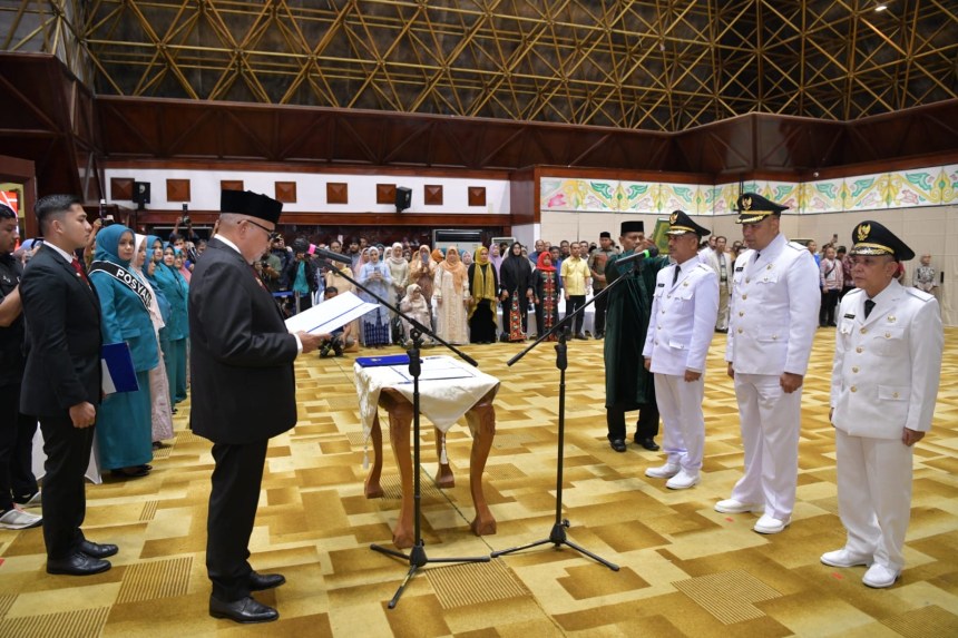 Pj Gubernur Aceh Bustami Hamzah melantik Pj Wali Kota Banda Aceh, Pj Bupati Aceh Timur dan Pj Bupati Bener Meriah di Anjong Mon Mata, Meuligoe Gubernur Aceh, Ahad (14/7/2024). (Foto: For Infoaceh.net)