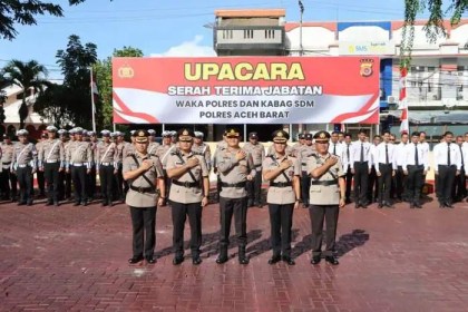 Polres Aceh Barat menggelar upacara sertijab Wakapolres dan Kabag SDM, Senin (5/8). (Foto: Dok. Polres Aceh Barat)