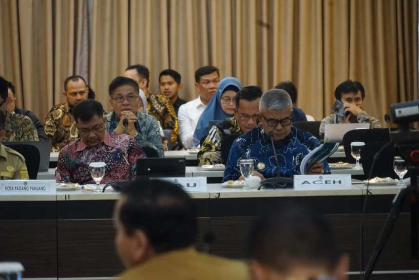 Pj Gubernur Aceh Bustami Hamzah saat menghadiri Rakor Upaya Percepatan Penghapusan Kemiskinan Ekstrem 2024 Regional Sumatera di Kantor Kemenko PMK RI, Selasa, 5 Agustus 2024. Foto: Istimewa