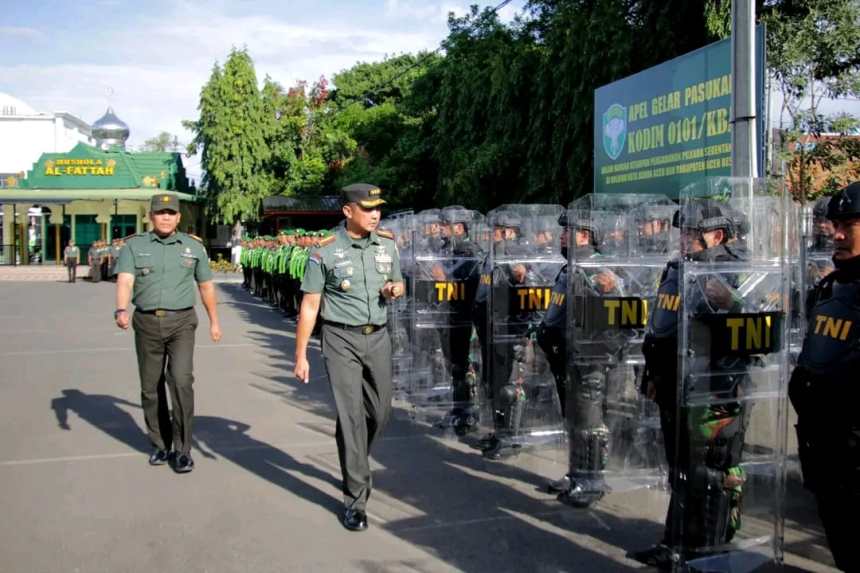 Dandim 0101/Kota Banda Aceh Kolonel Czi Widya Wijanarko memimpin apel gelar pasukan untuk kesiapan pengamanan Pilkada 2024. (Foto: For Infoaceh.net)