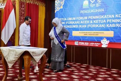 Pj Sekda Aceh Azwardi Abdullah mengukuhkan Mellani Subarni sebagai Ketua Umum Forikan Aceh, Rabu (7/8). Foto: Istimewa