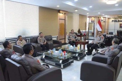 Asops Kapolri Irjen Pol Verdianto Iskandar Bitticaca saat melakukan pertemuan dengan Kapolda Aceh Irjen Pol Achmad Kartiko, Rabu (7/8/2024). (Foto: For Infoaceh.net)