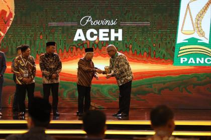 Pj Gubernur Aceh Bustami Hamzah menerima penghargaan Universal Health Coverage (UHC) yang diserahkan oleh Wapres Ma'ruf Amin di Jakarta, Kamis (8/8). (Foto: For Infoaceh.net)