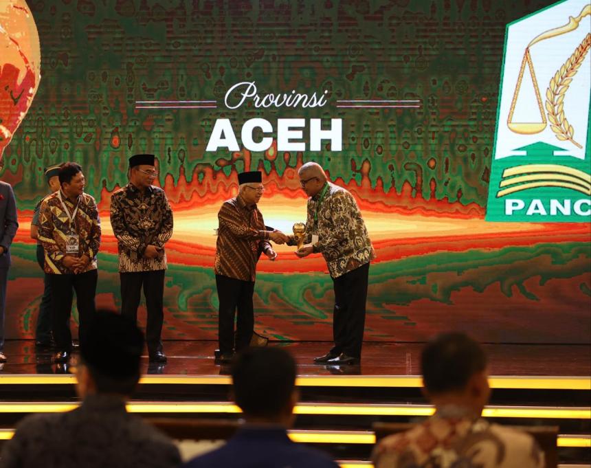 Pj Gubernur Aceh Bustami Hamzah menerima penghargaan Universal Health Coverage (UHC) yang diserahkan oleh Wapres Ma'ruf Amin di Jakarta, Kamis (8/8). (Foto: For Infoaceh.net)