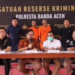 Kasat Reskrim Polresta Banda Aceh Kompol Fadilah Aditya Pratama dalam konferensi pers, Jum'at (9/8/2024) memperlihatkan pelaku pencurian kabel lampu runway Bandara Internasional SIM, Blang Bintang, Aceh Besar. (Foto: Dok. Polresta Banda Aceh)