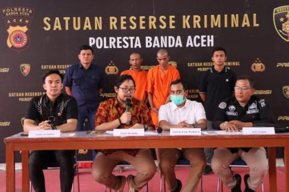 Kasat Reskrim Polresta Banda Aceh Kompol Fadilah Aditya Pratama dalam konferensi pers, Jum'at (9/8/2024) memperlihatkan pelaku pencurian kabel lampu runway Bandara Internasional SIM, Blang Bintang, Aceh Besar. (Foto: Dok. Polresta Banda Aceh)