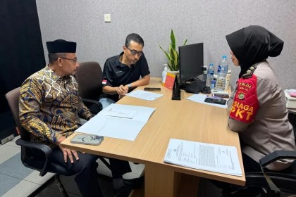 Anggota DPD RI asal Aceh H Sudirman alias Haji Uma saat mendatangi Polda Metro Jaya, Jakarta, Jum'at (9/8). Foto: Istimewa