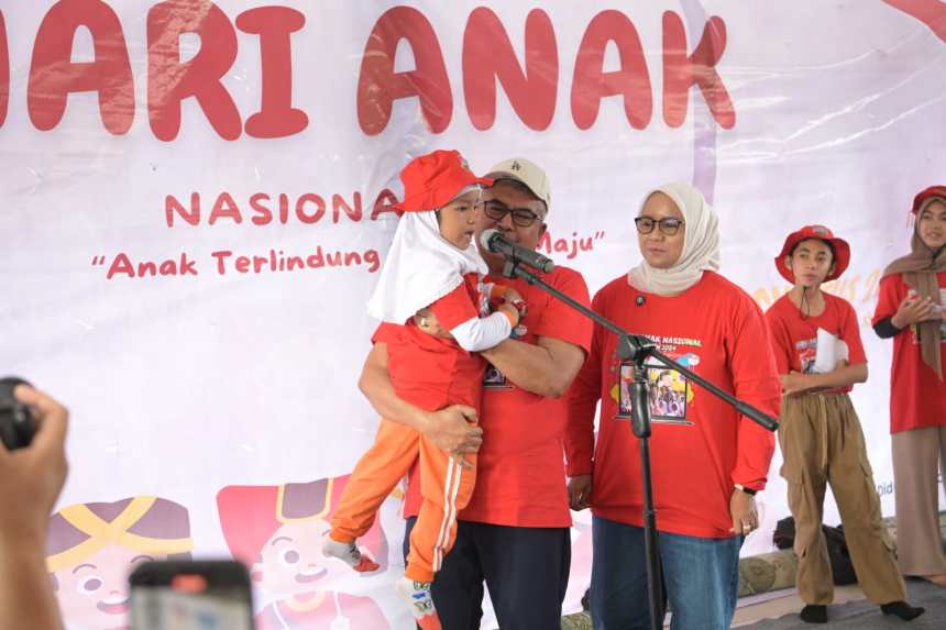 Pj Gubernur Aceh Bustami bersama istri Mellani Subarni bermain, bercerita dan membagikan hadiah untuk anak-anak dalam momentum peringatan Hari Anak Nasional yang digelar Pemerintah Aceh di Lapangan Blang Padang, Ahad (11/8). Foto: Istimewa