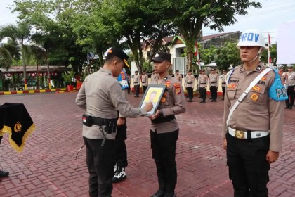 Polres Aceh Barat, Senin (12/8) menggelar upacara Pemberhentian Tidak Dengan Hormat personel Polri melanggar Kode Etik Polri setelah terbukti positif menggunakan sabu-sabu. (Foto: Dok. Polres Aceh Barat)