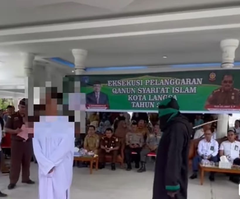 Terpidana MR saat menjalani eksekusi cambuk sebanyak 141 kali dipotong masa tahanan dari sebelumnya 150 kali di depan umum di Tribun Lapangan Merdeka, Senin (12/8). Foto: Istimewa