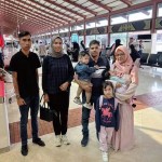 Rahmatul Ula (kanan) bersama tiga anaknya, yang didampingi staf BPPA saat dipulangkan ke Aceh, di Bandara Soekarno Hatta, Tangerang, Kamis, 15 Agustus 2024. (Foto: Humas BPPA)