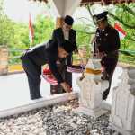 Pj Bupati Aceh Besar Muhammad Iswanto tabur bunga saat berziarah di Makam Pahlawan Nasional Laksamana Malahayati dalam rangkaian HUT ke-79 RI di Gampong Lamreh, Kecamatan Mesjid Raya, Kamis (15/8). (FOTO/MC ACEH BESAR)