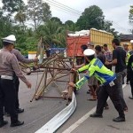Polantas merubuhkan gapura selamat datang di Kota Lhoksukon yang ada di jalan lintas Banda Aceh - Medan Gampong Alue Buket. Foto: Istimewa
