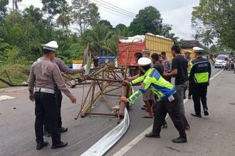 Polantas merubuhkan gapura selamat datang di Kota Lhoksukon yang ada di jalan lintas Banda Aceh - Medan Gampong Alue Buket. Foto: Istimewa