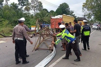 Polantas merubuhkan gapura selamat datang di Kota Lhoksukon yang ada di jalan lintas Banda Aceh - Medan Gampong Alue Buket. Foto: Istimewa