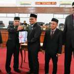 Pj Bupati Aceh Besar Muhammad Iswanto menyerahkan dokumen Perubahan KUA-PPAS Aceh Besar 2024 kepada Wakil Ketua II DPRK Aceh Besar, Zulfikar Aziz di Ruang Rapat Paripuna DPRK Aceh Besar, Jum'at (16/8). Foto: For Infoaceh.net