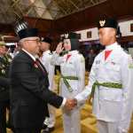 Pj Gubernur Aceh Bustami Hamzah pada Jum'at sore (16/8) mengukuhkan anggota Paskibraka Aceh 2024 yang akan bertugas pada upacara peringatan HUT ke-79 Kemerdekaan RI tingkat provinsi di lapangan Blang Padang, Banda Aceh. Foto: For Infoaceh.net
