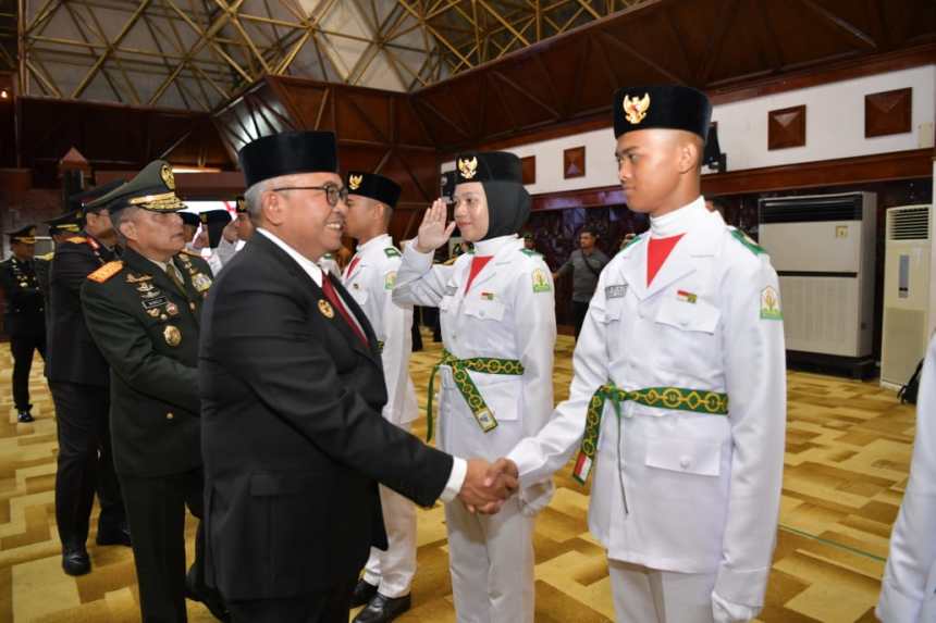 Pj Gubernur Aceh Bustami Hamzah pada Jum'at sore (16/8) mengukuhkan anggota Paskibraka Aceh 2024 yang akan bertugas pada upacara peringatan HUT ke-79 Kemerdekaan RI tingkat provinsi di lapangan Blang Padang, Banda Aceh. Foto: For Infoaceh.net