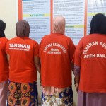 Satreskrim Polres Aceh Barat mengamankan empat perempuan terduga pelaku pembakaran barak koperasi yang berada di Kecamatan Woyla, Jum’at (16/8/2024). (Foto: Dok. Polres Aceh Barat)