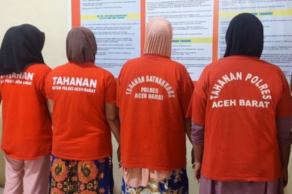 Satreskrim Polres Aceh Barat mengamankan empat perempuan terduga pelaku pembakaran barak koperasi yang berada di Kecamatan Woyla, Jum’at (16/8/2024). (Foto: Dok. Polres Aceh Barat)