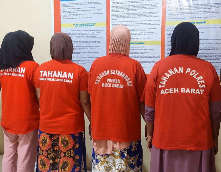 Satreskrim Polres Aceh Barat mengamankan empat perempuan terduga pelaku pembakaran barak koperasi yang berada di Kecamatan Woyla, Jum’at (16/8/2024). (Foto: Dok. Polres Aceh Barat)