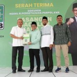 Pasangan calon bupati/wakil bupati Pidie Zakaria A Gani dan Dr Tgk Imran Abubakar menerima SK rekomendasi dukungan pencalonan yang diserahkan Ketua Umum DPP PKB Muhaimin Iskandar di Jakarta, Kamis (15/8). Foto: Istimewa