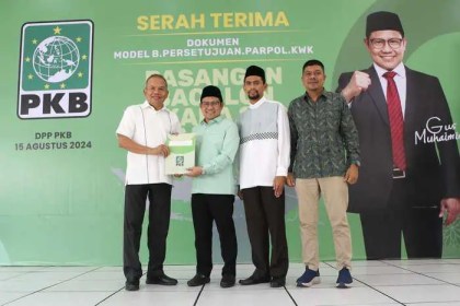 Pasangan calon bupati/wakil bupati Pidie Zakaria A Gani dan Dr Tgk Imran Abubakar menerima SK rekomendasi dukungan pencalonan yang diserahkan Ketua Umum DPP PKB Muhaimin Iskandar di Jakarta, Kamis (15/8). Foto: Istimewa