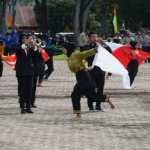Penari Sanggar Keumala Hayati dan Kudeta Drumline SMAN 1 Kota Jantho, tampil pada peringatan HUT Ke-79 RI di Lapangan Bungoeng Jeumpa, Jantho, Sabtu (17/8/2024). Foto: Istimewa