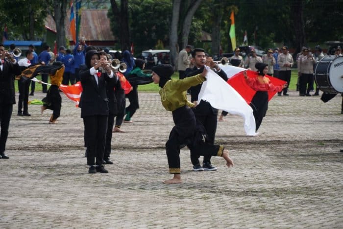 Penari Sanggar Keumala Hayati dan Kudeta Drumline SMAN 1 Kota Jantho, tampil pada peringatan HUT Ke-79 RI di Lapangan Bungoeng Jeumpa, Jantho, Sabtu (17/8/2024). Foto: Istimewa
