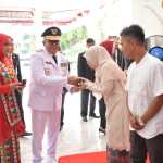 Prosesi penyerahan cenderamata kepada keluarga pahlawan, perintis kemerdekaan, veteran dan warakawuri. Sabtu (17/8) di lobi Meuligoe Gubernur Aceh