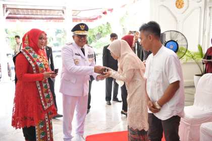 Prosesi penyerahan cenderamata kepada keluarga pahlawan, perintis kemerdekaan, veteran dan warakawuri. Sabtu (17/8) di lobi Meuligoe Gubernur Aceh