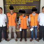 Penyidik Satreskrim Polres Gayo Lues menyerahkan 2 tersangka perambahan hutan dan 1 tersangka judi online beserta barang bukti ke Kejari Gayo Lues. Foto: Istimewa