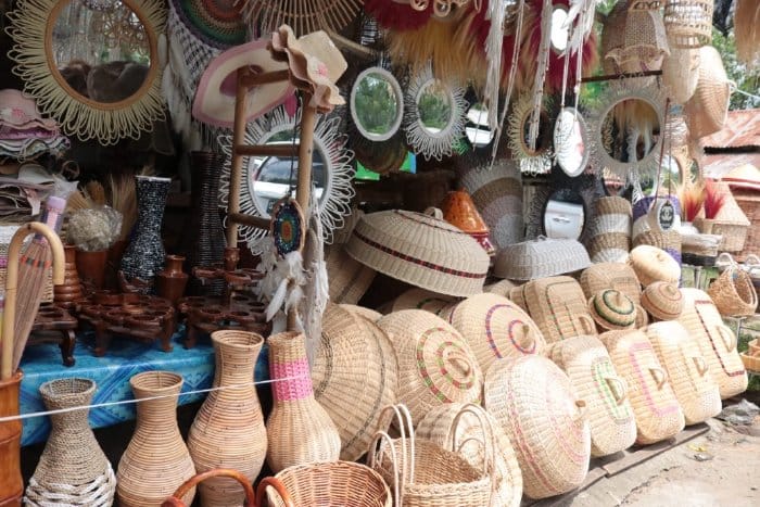 Beberapa jenis souvenir yang dijual di Gampong Kueh, Lhoknga, Aceh Besar. Foto: Istimewa