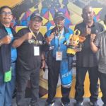 Pengurus PWI Aceh foto bersama dengan pelatih dan atlet catur Aceh termasuk Armentoni (tengah) yang meraih dua medali Cabor Catur Porwanas XIV di Banjarmasin, usai pengalungan medali di Gedung Dekranasda Kalsel, Sabtu, 24 Agustus 2024. (Foto: Dok. PWI Aceh)