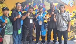 Pengurus PWI Aceh foto bersama dengan pelatih dan atlet catur Aceh termasuk Armentoni (tengah) yang meraih dua medali Cabor Catur Porwanas XIV di Banjarmasin, usai pengalungan medali di Gedung Dekranasda Kalsel, Sabtu, 24 Agustus 2024. (Foto: Dok. PWI Aceh)