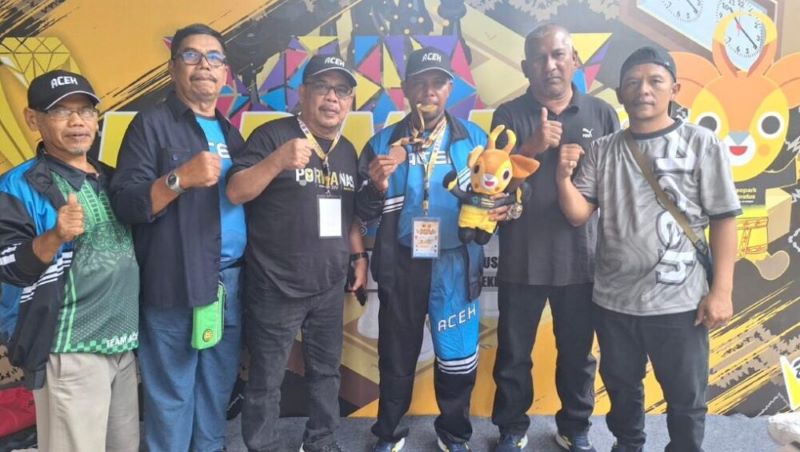 Pengurus PWI Aceh foto bersama dengan pelatih dan atlet catur Aceh termasuk Armentoni (tengah) yang meraih dua medali Cabor Catur Porwanas XIV di Banjarmasin, usai pengalungan medali di Gedung Dekranasda Kalsel, Sabtu, 24 Agustus 2024. (Foto: Dok. PWI Aceh)