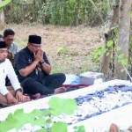 Pj Gubernur Aceh Dr Safrizal ZA didampingi Pj Bupati Aceh Besar Muhammad Iswanto, berziarah ke makam ayahnya almarhum Zakaria bin Ali di Gampong Reudeup, Montasik, Aceh Besar, Sabtu (24/8/2024). Foto: Istimewa