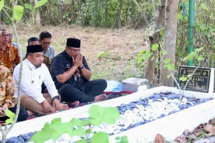 Pj Gubernur Aceh Dr Safrizal ZA didampingi Pj Bupati Aceh Besar Muhammad Iswanto, berziarah ke makam ayahnya almarhum Zakaria bin Ali di Gampong Reudeup, Montasik, Aceh Besar, Sabtu (24/8/2024). Foto: Istimewa