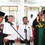 Kadishub Pidie Jufrizal resmi dilantik jadi Pj Sekda Pidie oleh Pj Bupati Pidie Samsul Azhar, di Oproom Kantor Bupati Bupati Pidie, Rabu (28/8). (Foto: Prokopim Pemkab Pidie)