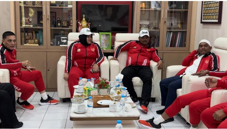 Pj Gubernur Aceh Safrizal ZA menerima audiensi lifter nasional asal Aceh Nurul Akmal, di Kantor KONI Aceh, pada Rabu (28/8/2024). (Foto: For Infoaceh.net)
