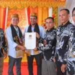 Mantan Pj Wali Kota Banda Aceh Amiruddin resmi mendaftar bakal calon Bupati Pidie berpasangan dengan bakal calon wakil bupati Anwar Husen di KIP Pidie, Kamis (29/8). (Foto: Dok. KIP Pidie)