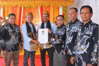 Mantan Pj Wali Kota Banda Aceh Amiruddin resmi mendaftar bakal calon Bupati Pidie berpasangan dengan bakal calon wakil bupati Anwar Husen di KIP Pidie, Kamis (29/8). (Foto: Dok. KIP Pidie)