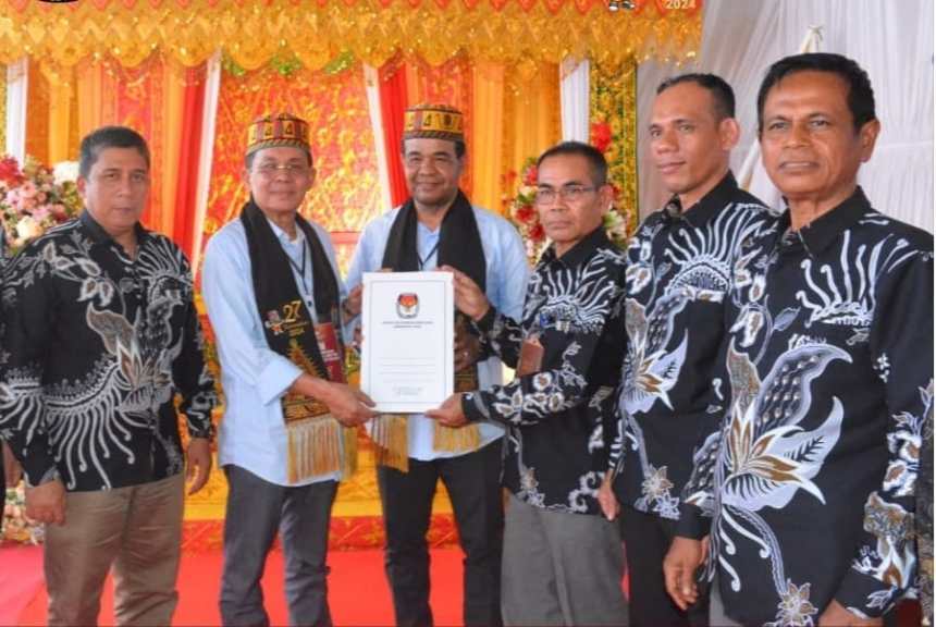 Mantan Pj Wali Kota Banda Aceh Amiruddin resmi mendaftar bakal calon Bupati Pidie berpasangan dengan bakal calon wakil bupati Anwar Husen di KIP Pidie, Kamis (29/8). (Foto: Dok. KIP Pidie)