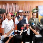Ketua Umum KONI Pusat Marciano Norman, Pj Gubernur Aceh Safrizal ZA bersama Wakil Menteri Komunikasi dan Informatika Nezar Patria memberikan keterangan pers di Banda Aceh, Ahad (8/9). Foto: For Infoaceh.net