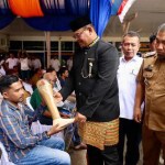 Pj Gubernur Aceh Safrizal ZA didampingi Pj Bupati Aceh Besar Muhammad Iswanto menyerahkan bantuan kaki palsu untuk masyarakat di Kantor Administrasi Bandara SIM PT Angkasa Pura II, Kecamatan Blang Bintang, Selasa (3/9/2024). (FOTO: MC ACEH BESAR)