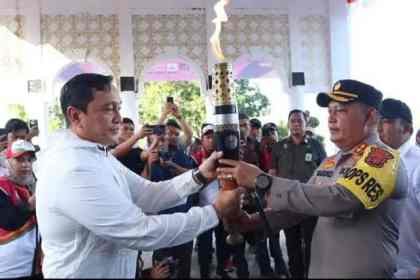Kirab Api PON XXI Aceh-Sumut 2024 tiba di Meuligoe Bupati Aceh Besar, Kamis (5/9/2024), yang disambut Kapolres Aceh Besar AKBP Sujoko. Foto: For Infoaceh.net