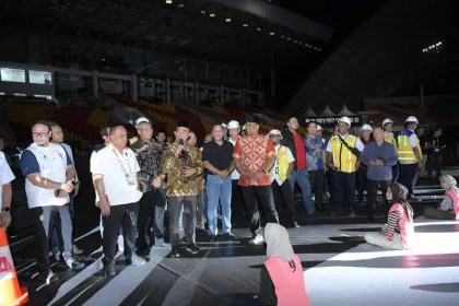 Pj Gubernur Aceh Safrizal ZA bersama Pangdam IM Mayjen TNI Niko mendampingi Menko PMK Muhadjir Effendy meninjau kesiapan Opening Ceremony PON XXI/2024 Aceh-Sumut di Stadion Harapan Bangsa, Lhong Raya Banda Aceh, Kamis malam (5/9/2024). (Foto: Biro Adpim Setda Aceh)